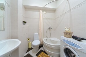 Căn hộ phong cách cổ điển | Phòng tắm | Bồn tắm, máy sấy tóc, khăn tắm, xà phòng 