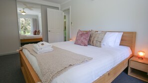 2 habitaciones, escritorio, tabla de planchar con plancha y wifi gratis 