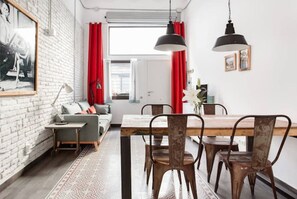 Dining - Stilvolles Apartment mit Terrasse für Paare/familien (Barcelona)