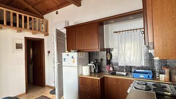 Fridge, microwave, oven, coffee/tea maker