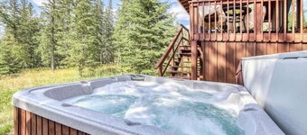 Dino’s Den – Cozy Cabin with Hot Tub, Sauna & Walk-to-Slopes Access