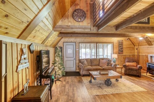 Dino’s Den – Cozy Cabin with Hot Tub, Sauna & Walk-to-Slopes Access
