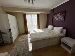 Leilighet – basic | 2 soverom, skrivebord, skrivebord for bærbar PC og lydisolert