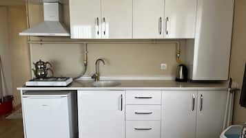Apartemen Basic | Dapur pribadi | Lemari es kecil, peralatan masak/sendok-piring, tisu, dan dapur terbuka