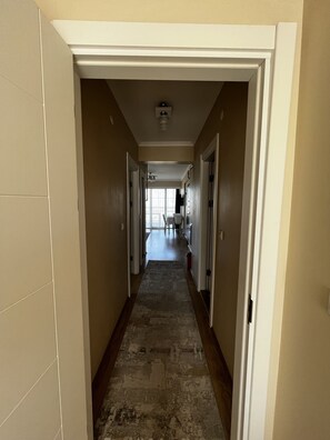 Perushuoneisto | 2 makuuhuonetta, työpöytä, kannettavalle tietokoneelle sopiva työtila