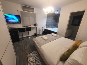 1 bedroom, desk, WiFi, wheelchair access