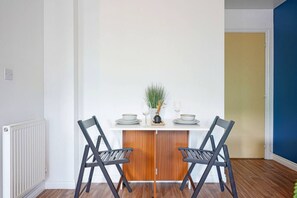 Dining - Cosy 1-Bed Apartment Walking Distance to the City Centre Wi-Fi by Yoko Property (Coventry)