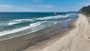 Una playa con arena y olas.