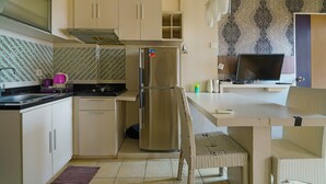 Deluxe Double Room | Private kitchenette - OYO Life 92774 The Edge Apartment By My Home (Cimahi)