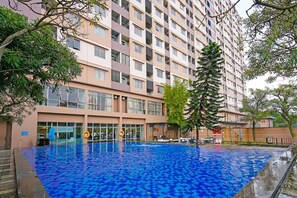 Una piscina al aire libre