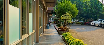 OYO Life 92774 The Edge Apartment By My Home