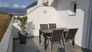 Outdoor dining - Holiday apartment with balcony and sea view (Vir)