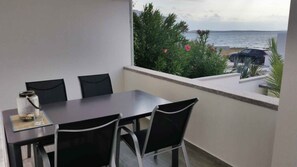 Outdoor dining - Holiday apartment with balcony and sea view (Vir)