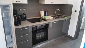 Fridge, oven, stovetop, coffee/tea maker