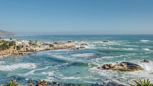 Une ville côtière aux rivages rocheux, offrant une vue dégagée sur l’océan.
