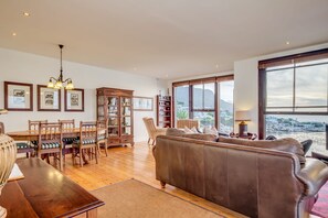 3 bedrooms, Internet - Colonial-style Apartment w Views Pool Area CBT Lodge (Cape Town)