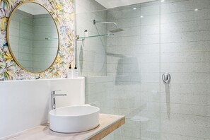 4 bedrooms, Internet - Stylish Holiday Home With Private Pool Ocean Views Jumeirah Blue (Cape Town)