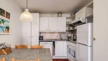 Apartment | 2 bedrooms, desk, Internet