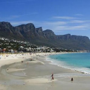 1 bedroom, desk, Internet - Cozy Apartment Opposite Camps Bay Beach Seasonsfind the Bay (Cape Town)