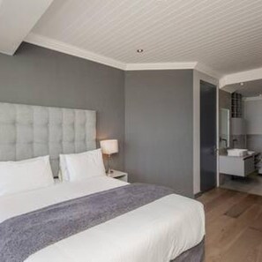 1 bedroom, desk, Internet - Cozy Apartment Opposite Camps Bay Beach Seasonsfind the Bay (Cape Town)