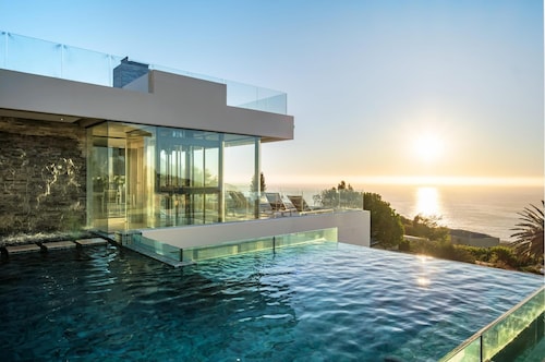 Spectacular Holiday Villa w Private Pool Gym Prima Views