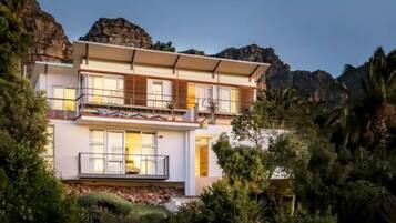 5 bedrooms, desk, Internet