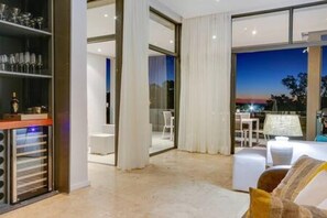 Apartment | 4 bedrooms, desk, Internet - Dual Level Apartment Walking Distance to the Beach Harrier Place (Cape Town)