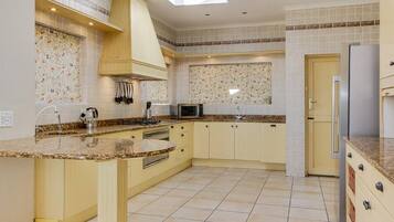 Villa | 7 bedrooms, desk, Internet