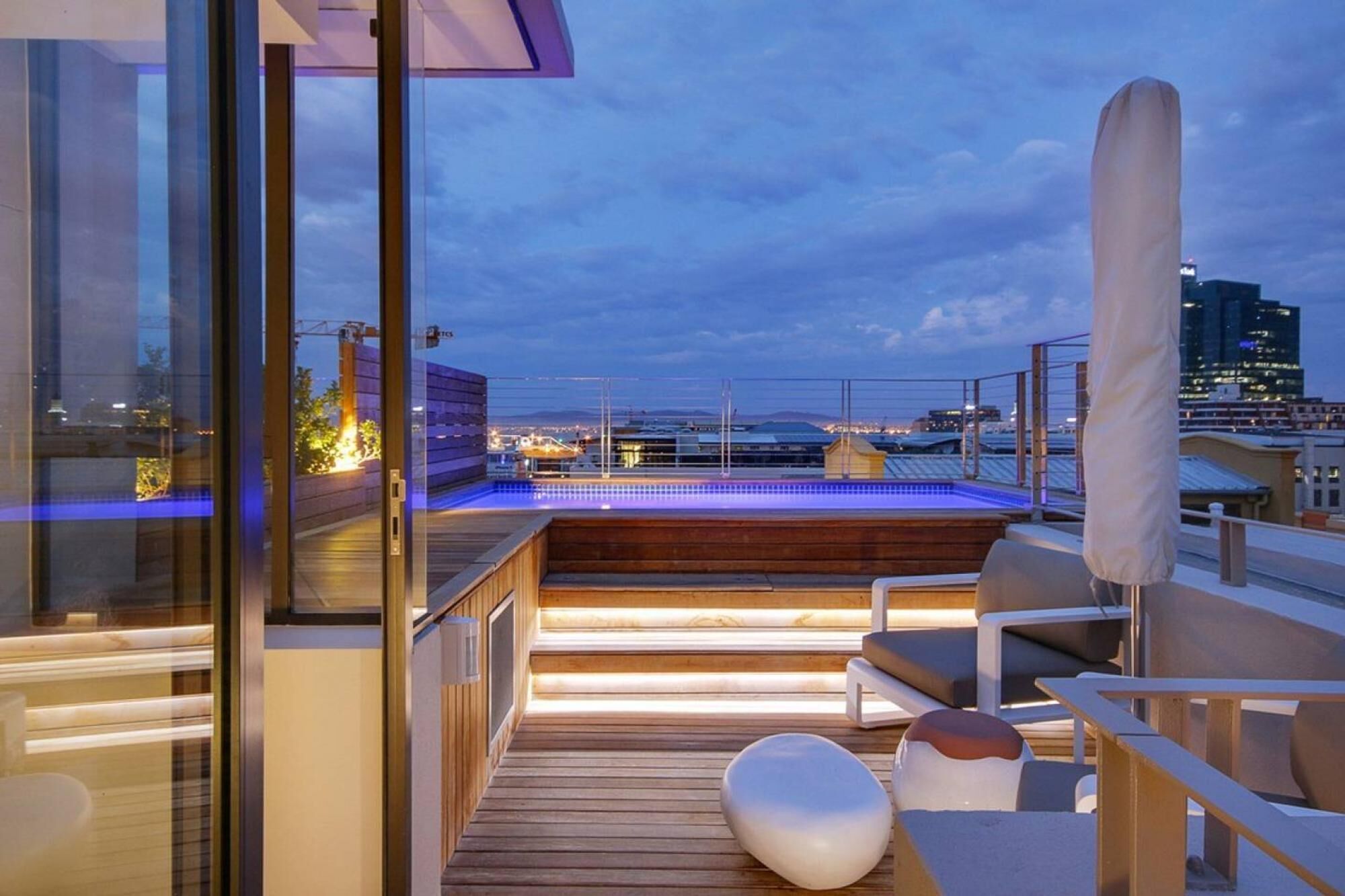 2 عدّة غرف نوم وخدمة الإنترنت