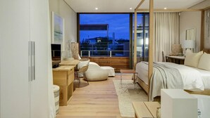 Une chambre moderne avec une grande fenêtre, un lit, un bureau et une chaise.