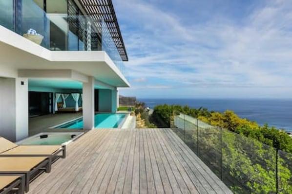 4 bedrooms, Internet - Luxurious Holiday Villa w Views Pool Jacuzzi Halo Villa (Cape Town)