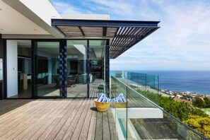 4 bedrooms, Internet - Luxurious Holiday Villa w Views Pool Jacuzzi Halo Villa (Cape Town)