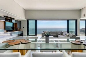 4 bedrooms, Internet - Luxurious Holiday Villa w Views Pool Jacuzzi Halo Villa (Cape Town)