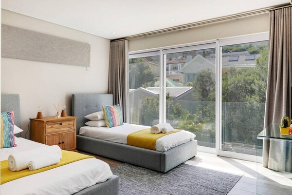 Spacious Holiday Villa W Private Pool Garden Serein - Camps Bay