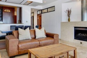 Apartment | 3 bedrooms, Internet - Secure Camps Bay Apartment w Pool Views Bali C (Cape Town)