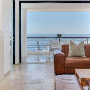 Apartment | 3 bedrooms, Internet - Secure Camps Bay Apartment w Pool Views Bali C (Cape Town)