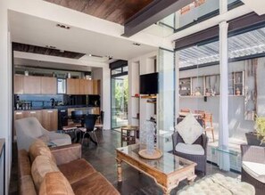 House | 2 bedrooms, Internet - Beautiful Apartment w Deck Stunning Views Rhine Stone (Cape Town)