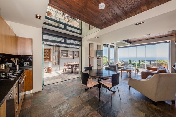 Apartment | 2 bedrooms, Internet - Beautiful Apartment w Deck Stunning Views Rhine Stone (Cape Town)