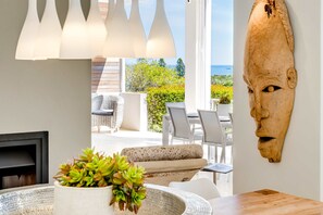 5 bedrooms, desk, Internet - Stylish Family Villa w Pool Garden Putt-putt Villa Olivier (Cape Town)