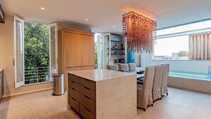 House | 3 bedrooms, desk, Internet - Stylish Apartment With Rooftop Deck Pool 53 Napier (Cape Town)