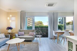 Apartment - Stylish 2 Bedroom Apartment in Camps Bay Asilvertide (Cape Town)