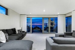 Villa | 9 bedrooms, desk, Internet - Large 9 Bedroom Villa in Camps Bay w Pool Apostles Views (Cape Town)