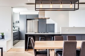House | 3 bedrooms, Internet - Modern Apartment w Rooftop Deck Jacuzzi Penthouse on S (Cape Town)