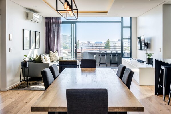 Apartment | 3 bedrooms, Internet - Modern Apartment w Rooftop Deck Jacuzzi Penthouse on S (Cape Town)