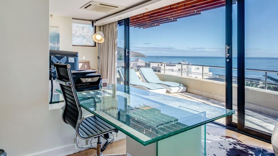 Multi-level Family Villa w Private Pool Views Lions Crest