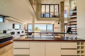 4 bedrooms, Internet - Multi-level Family Villa w Private Pool Views Lions Crest (Cape Town)