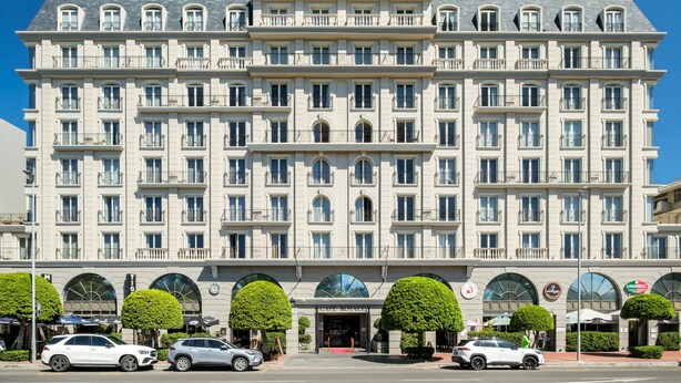 A multi-story hotel with a symmetrical facade, large windows, and a central entrance. - Green Point Apartment Walking Distance to Stadium 407 Royal (Cape Town)