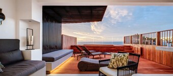 Stylish Holiday Apartment w Private Pool 180 Views Malibu