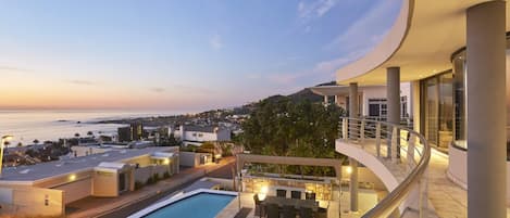 4 عدّة غرف نوم ومكتب وخدمة الإنترنت