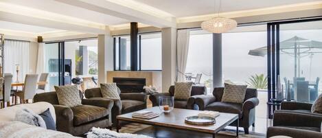 4 bedrooms, desk, Internet